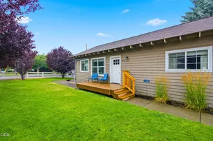 327 NW Elm Ave, Redmond, OR 97756 - Photo 17