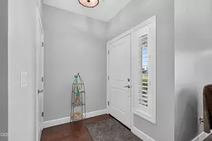 453 S Haskell St, Central Point, OR 97502 - Photo 3