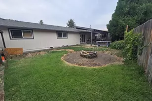 1158 Douglas St, Medford, OR 97501 - Photo 3