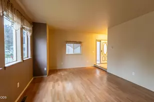 374 NW 25th St, Redmond, OR 97756 - Photo 7