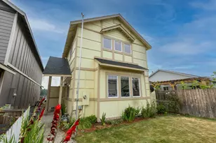 374 NW 25th St, Redmond, OR 97756 - Photo 3