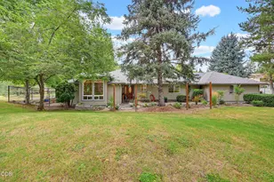 100 Twisted Pine Dr, Grants Pass, OR 97527 - Photo 1