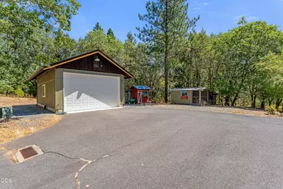 375 Mountain Paradise Drive, Grants Pass, OR 97526 - Photo 11