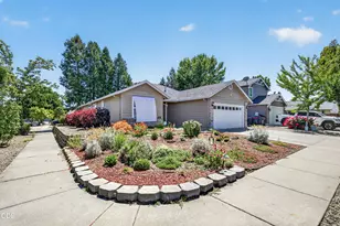 1717 Alexis Way, Medford, OR 97501 - Photo 3