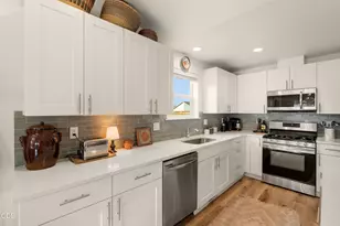 320 NW 33rd St, Redmond, OR 97756 - Photo 9