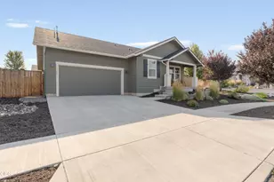320 NW 33rd St, Redmond, OR 97756 - Photo 3