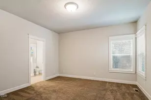 20651 NE Sierra Dr, Bend, OR 97701 - Photo 9