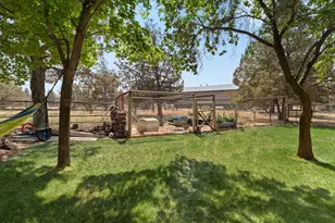 10898 NW Kingwood Dr, Redmond, OR 97756 - Photo 11