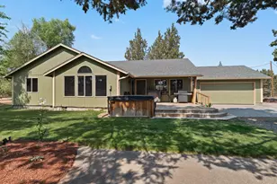 10898 NW Kingwood Dr, Redmond, OR 97756 - Photo 1