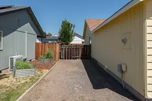 2911 SW Reindeer Ave, Redmond, OR 97756 - Photo 3