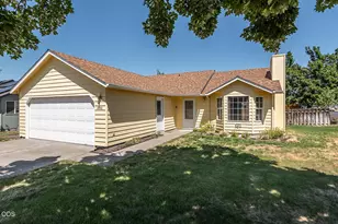 2911 SW Reindeer Ave, Redmond, OR 97756 - Photo 1