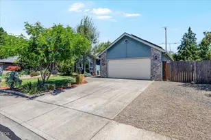 1403 Larson Creek Dr, Medford, OR 97504 - Photo 3
