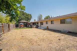 1031 Temple Dr, Central Point, OR 97502 - Photo 13