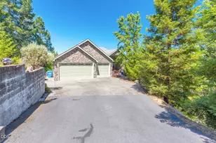 355 Madrone Ridge Dr, Grants Pass, OR 97527 - Photo 3