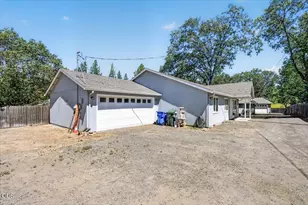 82 Maple St, Shady Cove, OR 97539 - Photo 1