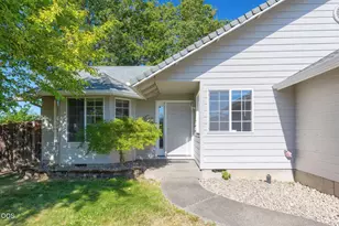 26 SW Leonard St, Grants Pass, OR 97526 - Photo 5