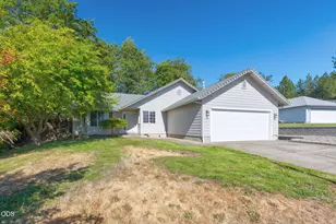 26 SW Leonard St, Grants Pass, OR 97526 - Photo 3