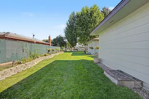 3697 Madison St, Klamath Falls, OR 97603 - Photo 37