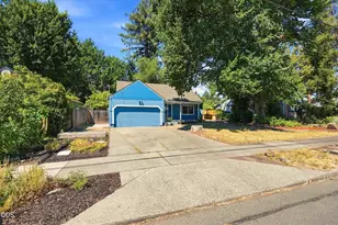 438 NE Flint St, Grants Pass, OR 97526 - Photo 3