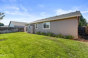 908 Archer Dr, Medford, OR 97501 - Photo 15