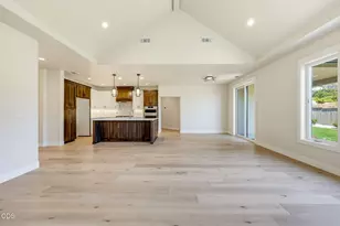 491 Autumn Hls Dr, Medford, OR 97504 - Photo 11