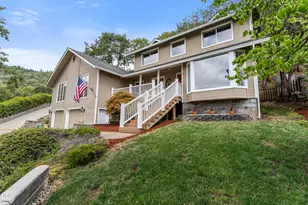 1628 NE Terrace Dr, Grants Pass, OR 97526 - Photo 3