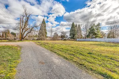 Cascade Drive, Central Point, OR 97502 - Photo 3