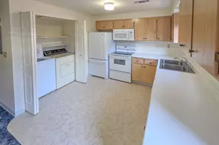 1800 Crater Lake Ave, Medford, OR 97504 - Photo 9