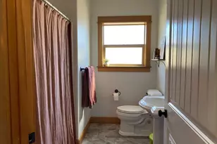 749 NW 8th St, Redmond, OR 97756 - Photo 3