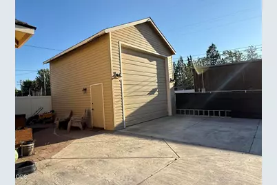 749 NW 8th Street, Redmond, OR 97756 - Photo 11