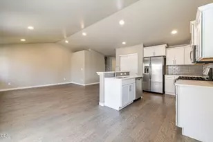 20380 SE Lois Way, Bend, OR 97702 - Photo 11