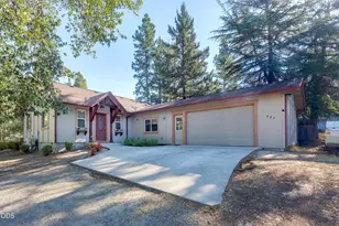 697 Jaynes Dr, Grants Pass, OR 97527 - Photo 1
