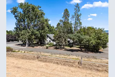 1083 Rossanley Drive, Medford, OR 97501 - Photo 37