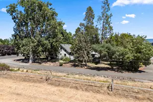 1083 Rossanley Dr, Medford, OR 97501 - Photo 37