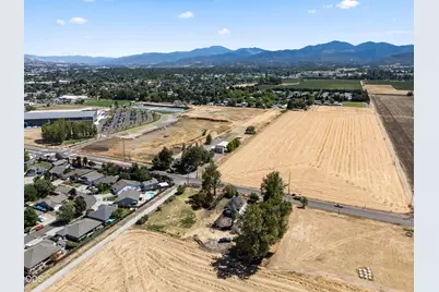 1083 Rossanley Drive, Medford, OR 97501 - Photo 43