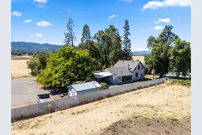 1083 Rossanley Drive, Medford, OR 97501 - Photo 31