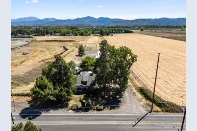 1083 Rossanley Drive, Medford, OR 97501 - Photo 39