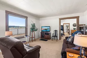 1083 Rossanley Dr, Medford, OR 97501 - Photo 9