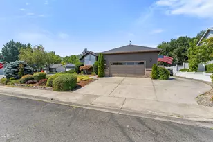 2004 NW Sarum Cir, Grants Pass, OR 97526 - Photo 3