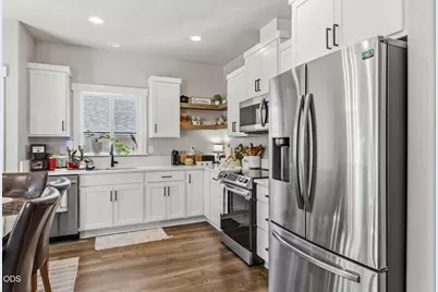 211 Christopher Way, Talent, OR 97540 - Photo 9