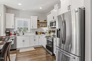 211 Christopher Way, Talent, OR 97540 - Photo 9