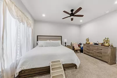 211 Christopher Way, Talent, OR 97540 - Photo 17