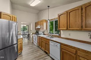 1961 NE Windy Tree Ct, Bend, OR 97701 - Photo 9