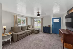425 SW Burgess St, Grants Pass, OR 97526 - Photo 3