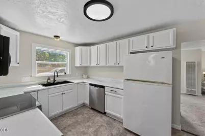425 SW Burgess Street, Grants Pass, OR 97526 - Photo 9