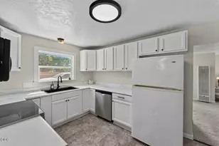 425 SW Burgess St, Grants Pass, OR 97526 - Photo 9