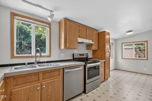 140 Taylor St, Talent, OR 97540 - Photo 9
