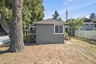 858 E 9th St, Medford, OR 97504 - Photo 3