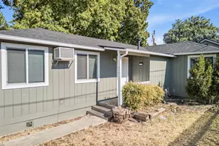 858 E 9th St, Medford, OR 97504 - Photo 7