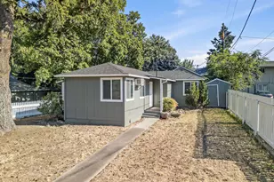 858 E 9th St, Medford, OR 97504 - Photo 5